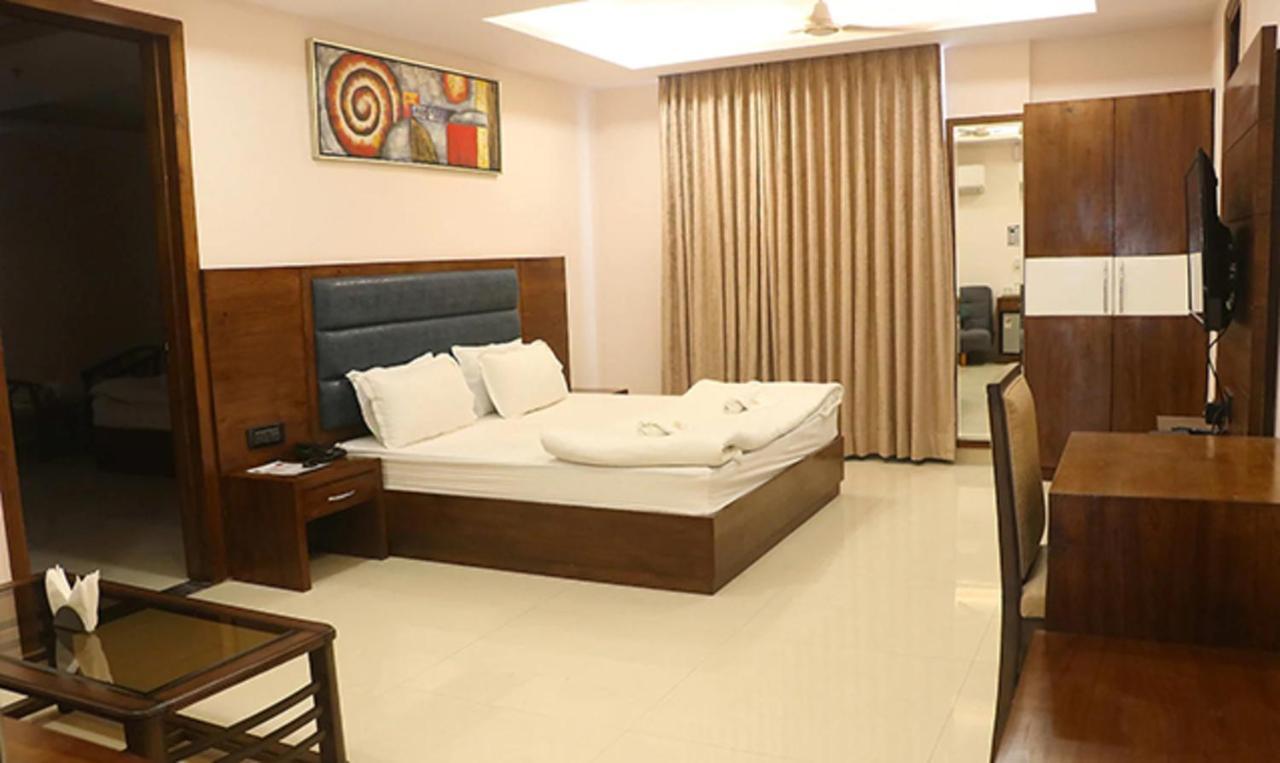 Fabhotel Mid Town Grand Panchkula Exteriör bild