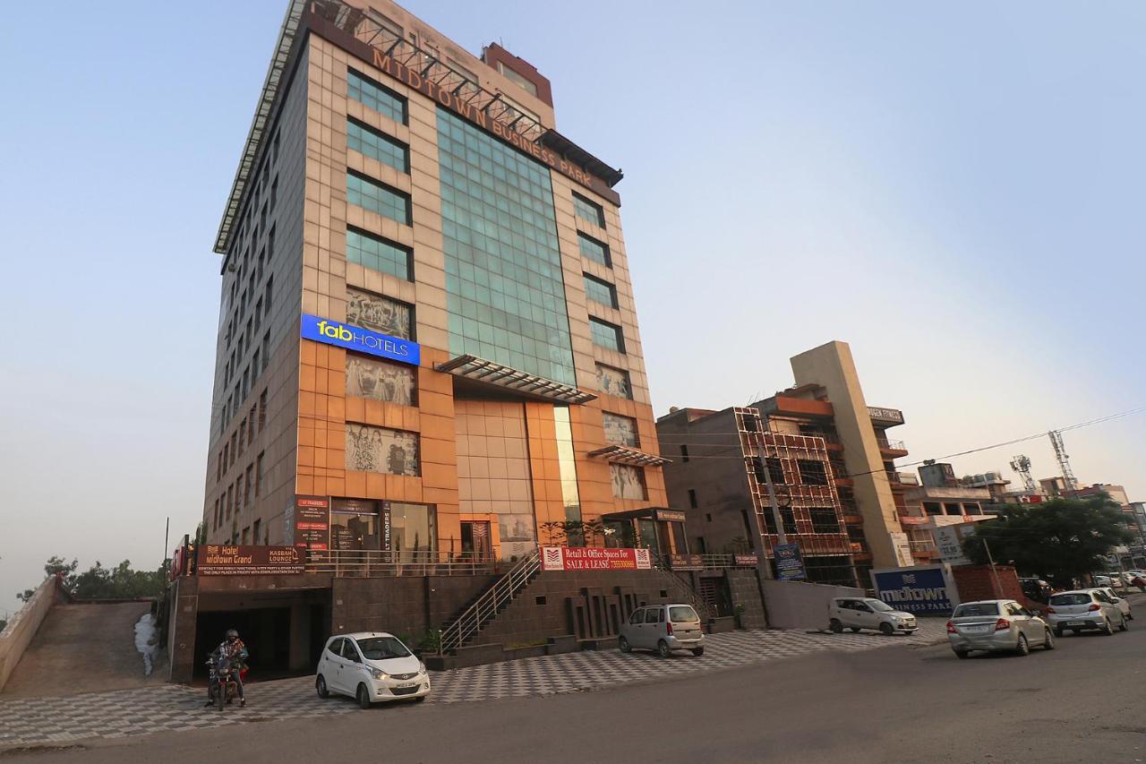 Fabhotel Mid Town Grand Panchkula Exteriör bild